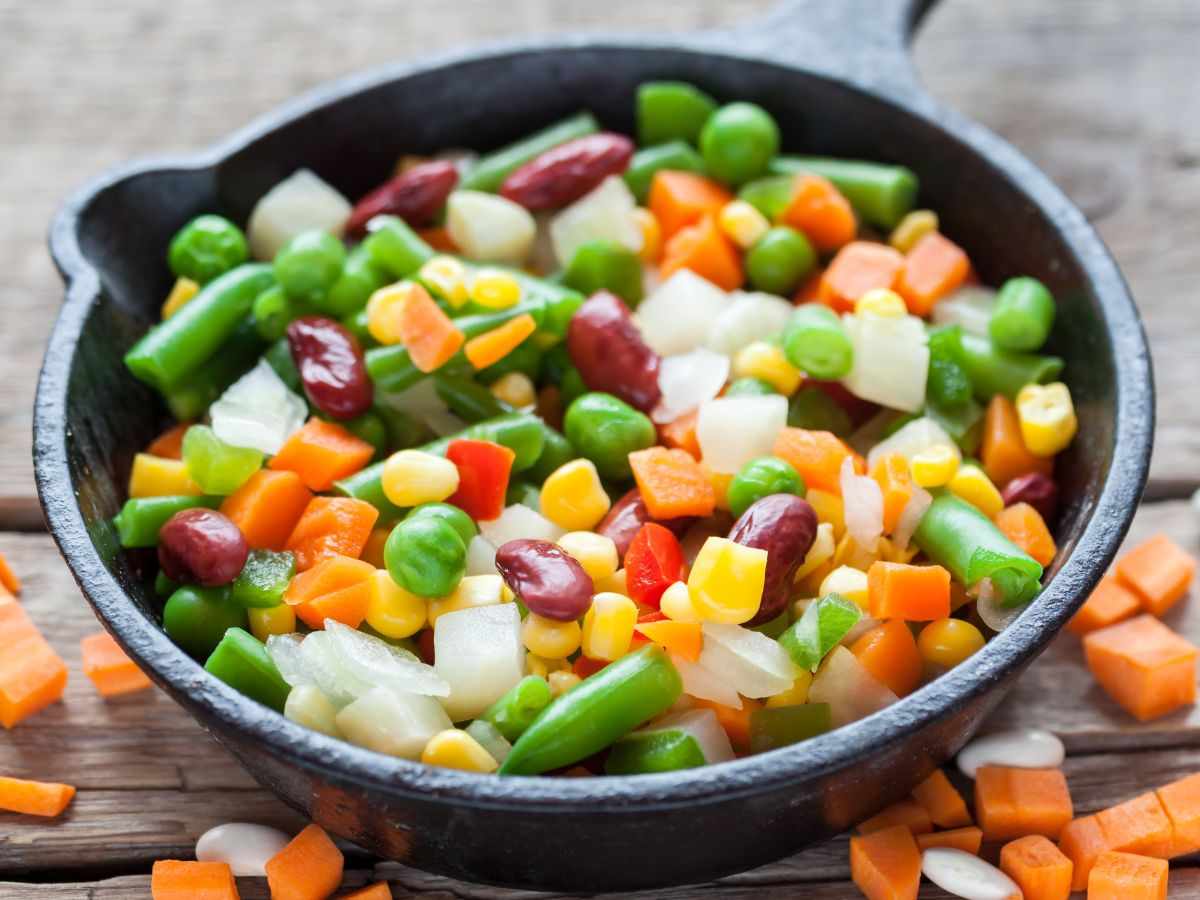 mix di verdure fresche in una padella