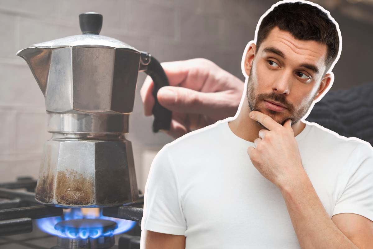 uomo pensieroso e moka del caffè