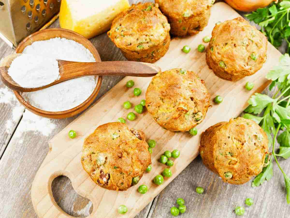 muffin con piselli su un tagliere