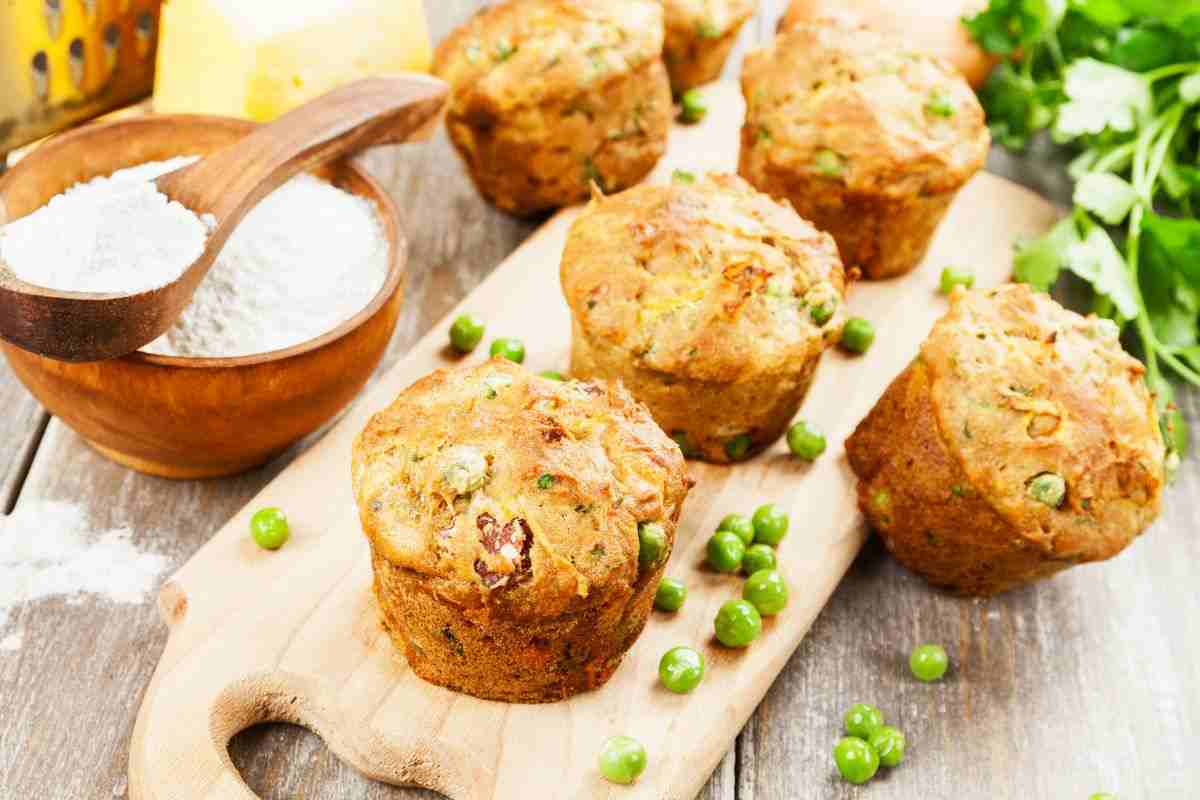 muffin salati con piselli disposti su un tagliere