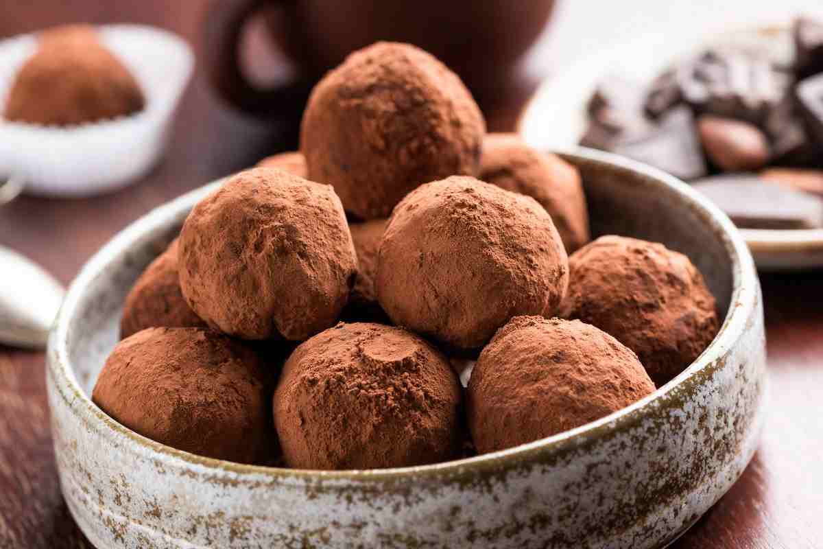 dei tartufini dolci al cacao in una ciotola