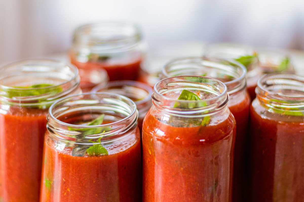 passata di pomodoro in barattoli di vetro