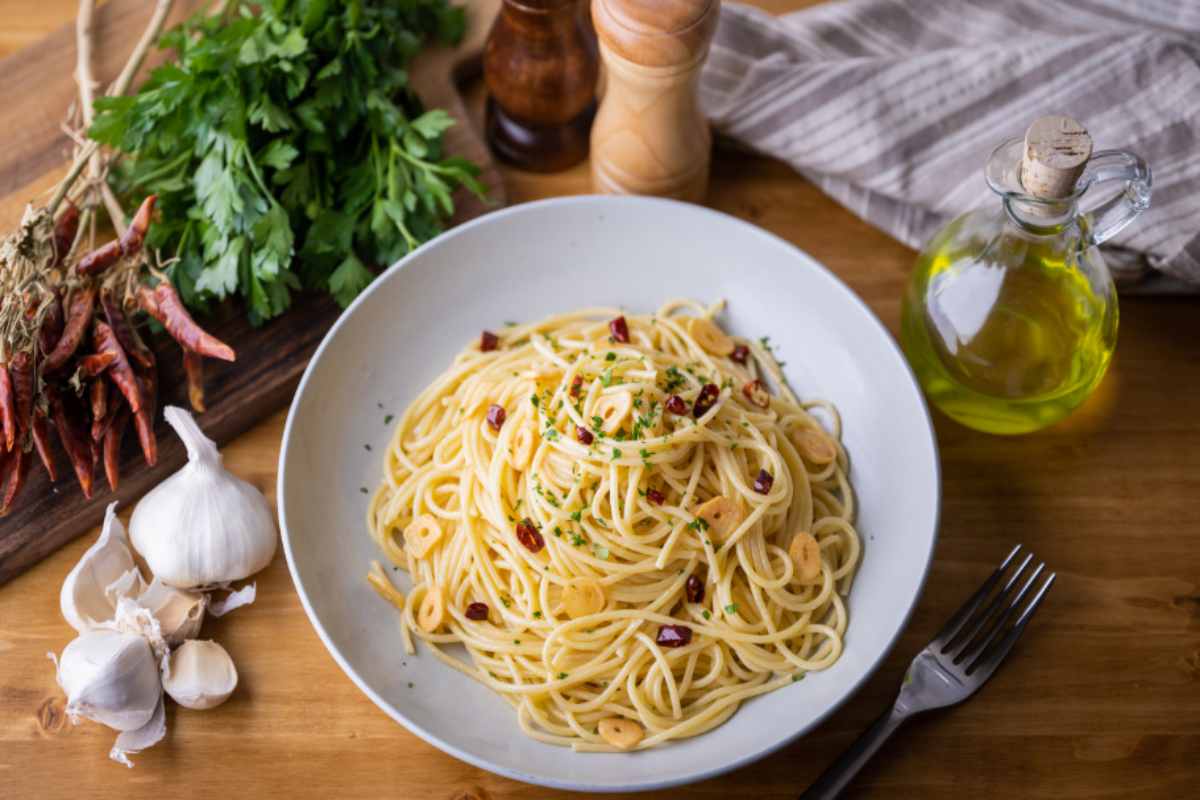 spaghetti con aglio olio e peperoncino in un piatto