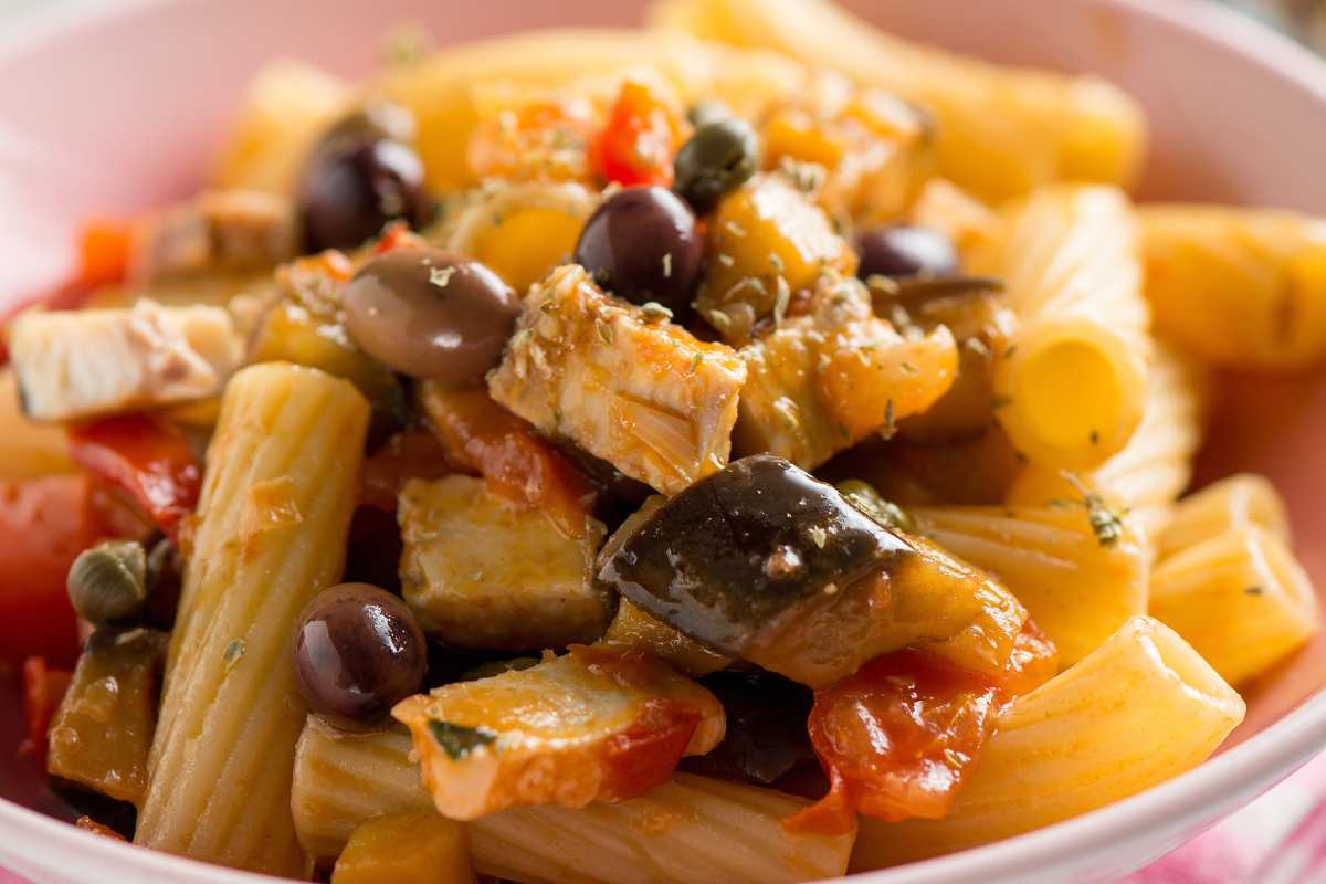 pasta con pesce spada, olive e capperi