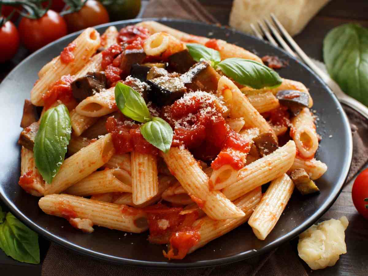 penne con sugo di pomodoro e melanzane