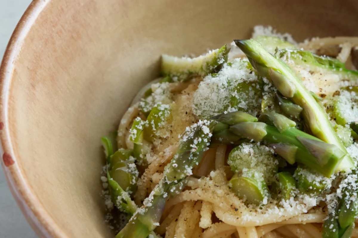 pasta con asparagi e formaggio grattugiato
