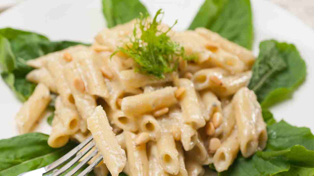 Pasta cremosa con le verdure e un formaggio cremoso