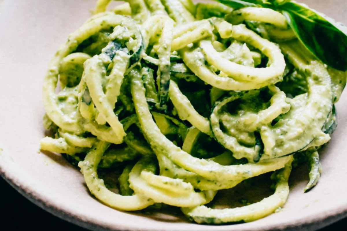 spaghetti con pesto e feta