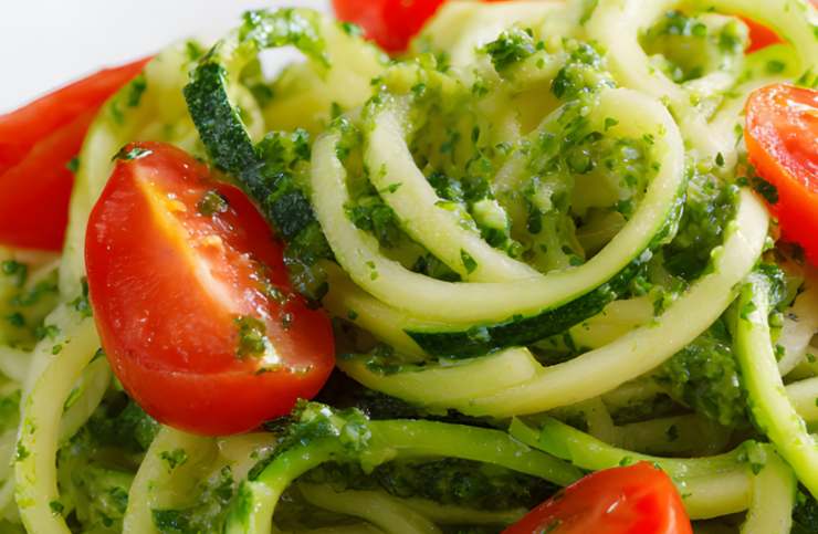 spaghetti con pesto di zucchine e pezzetti di pomodoro