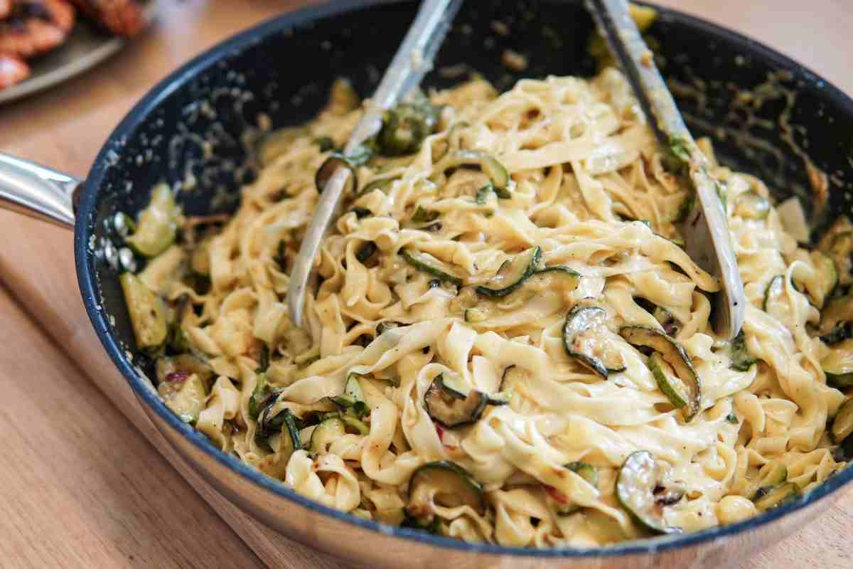 tagliatelle alle zucchine in una padella
