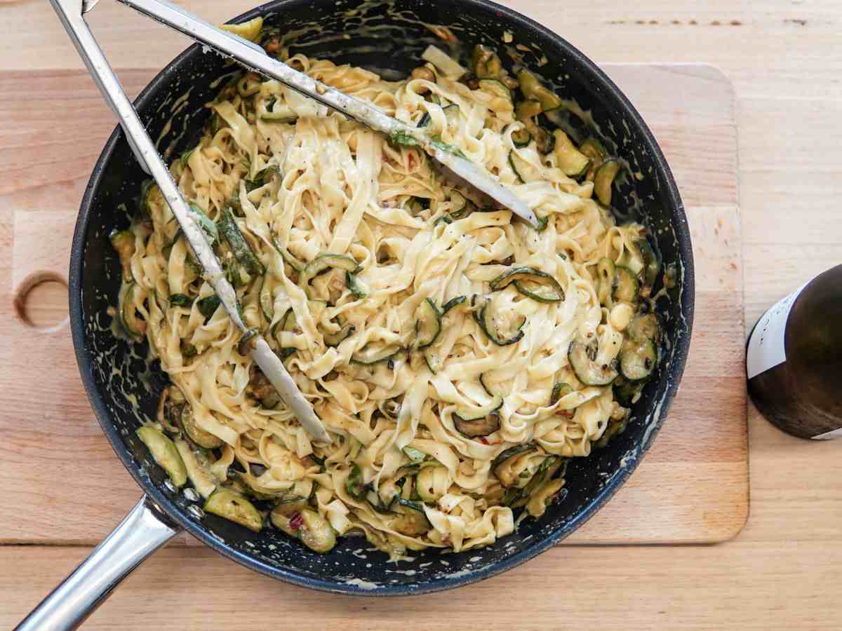 tagliatelle in una padella con zucchine