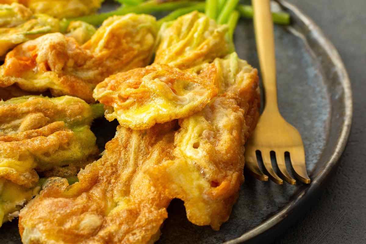 piatto di fiori di zucca in pastella