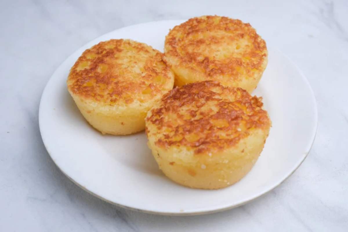 tortini di patate in un piatto
