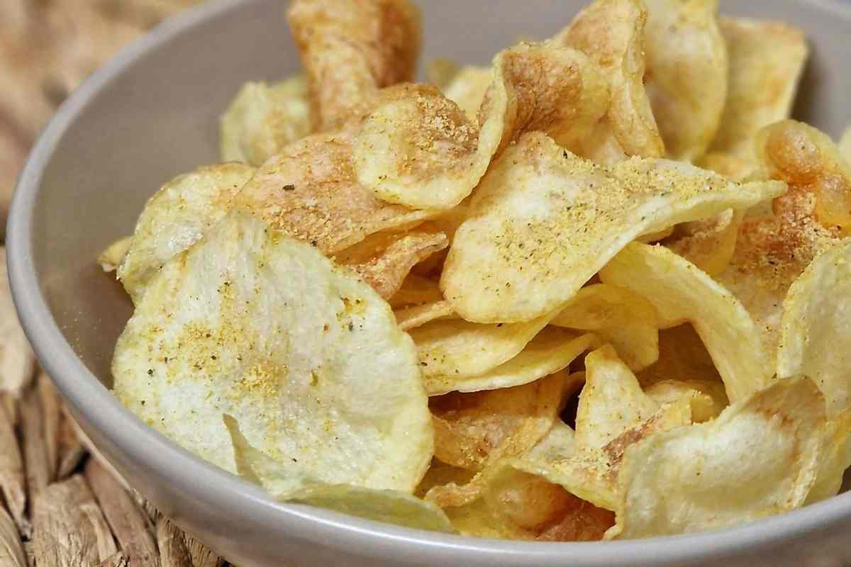 patatine fritte croccanti in una ciotolina