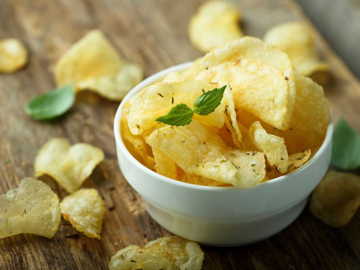 chips di patate in una ciotola con foglie di menta