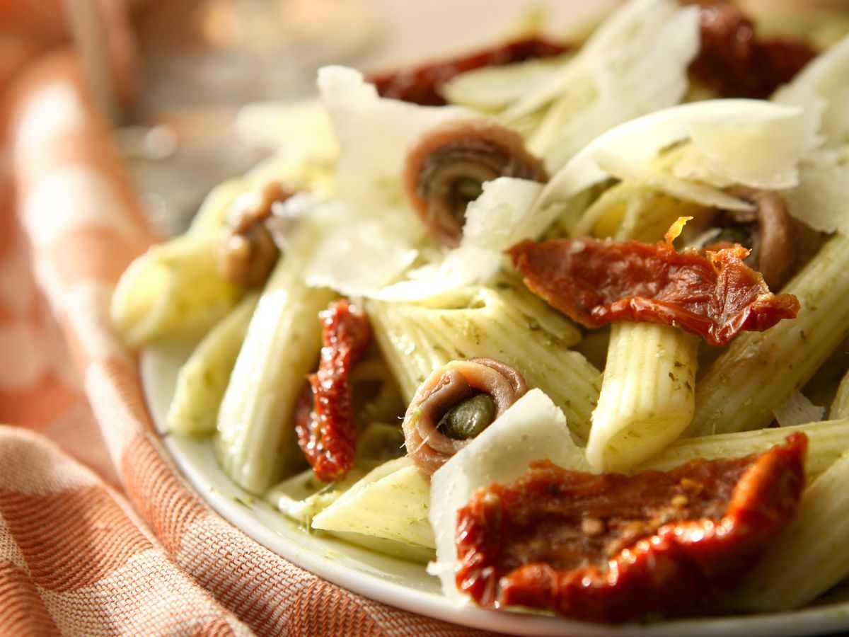 penne con acciughe e pomodori secchi