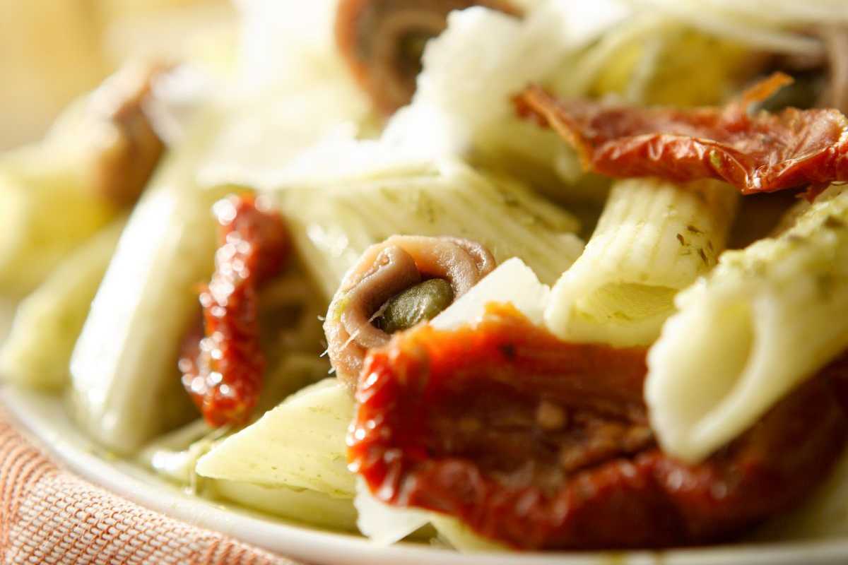 penne con pomodori secchi e acciughe