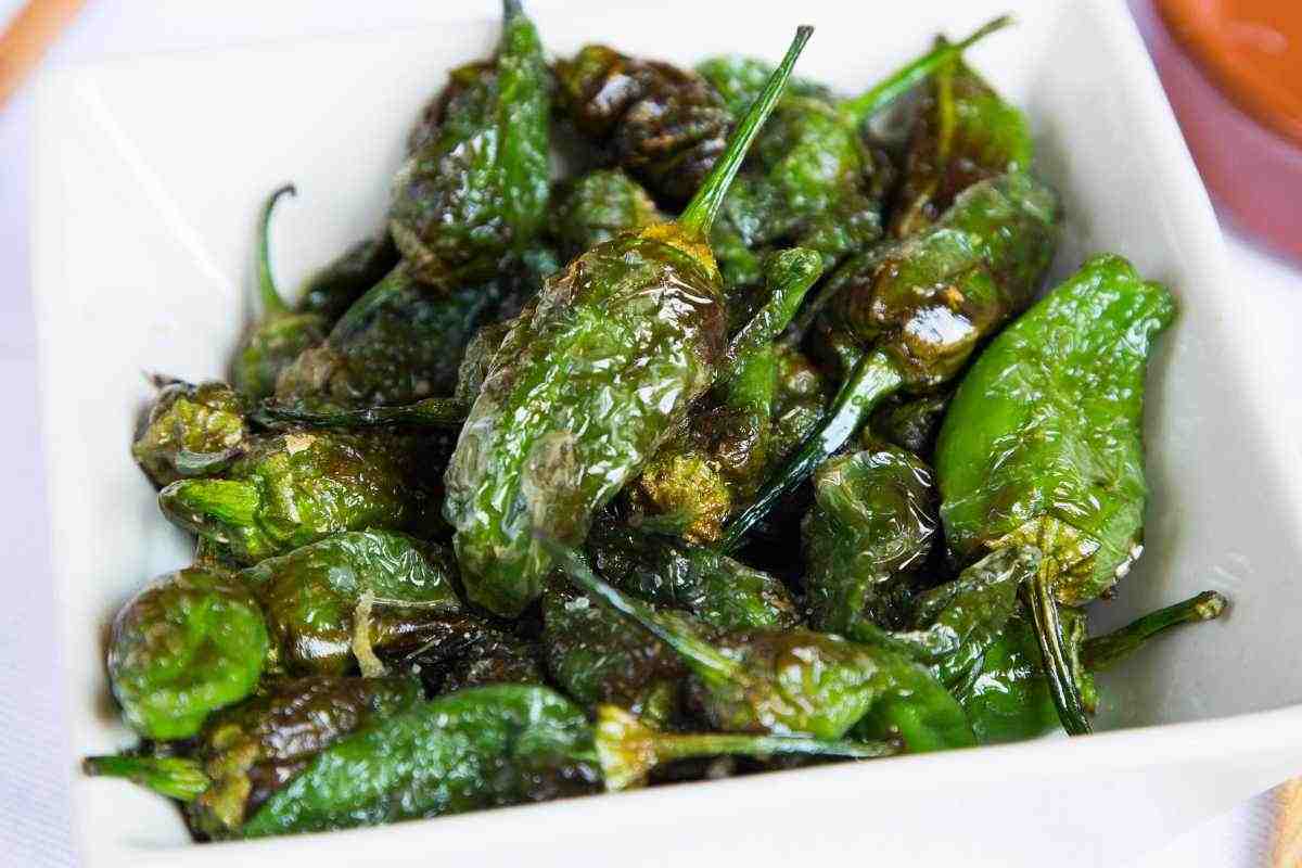 peperoni del padrón in una ciotola