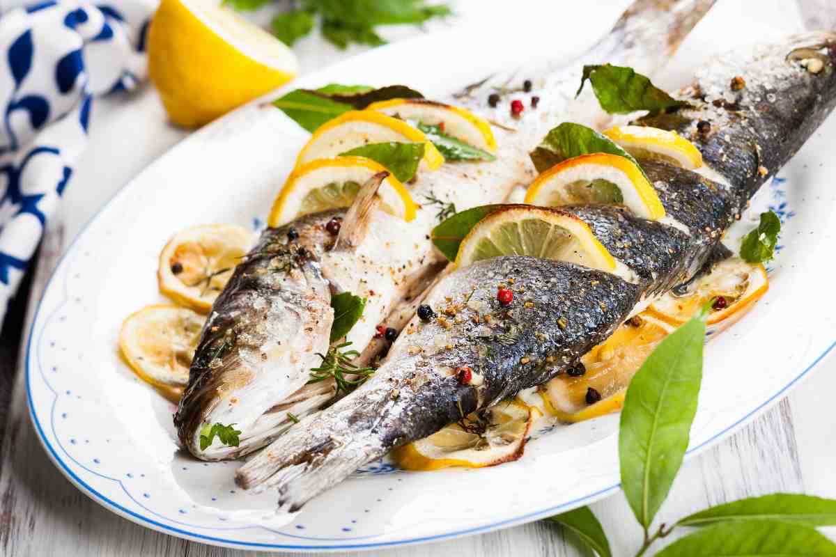 pesce marinato con spezie e limone