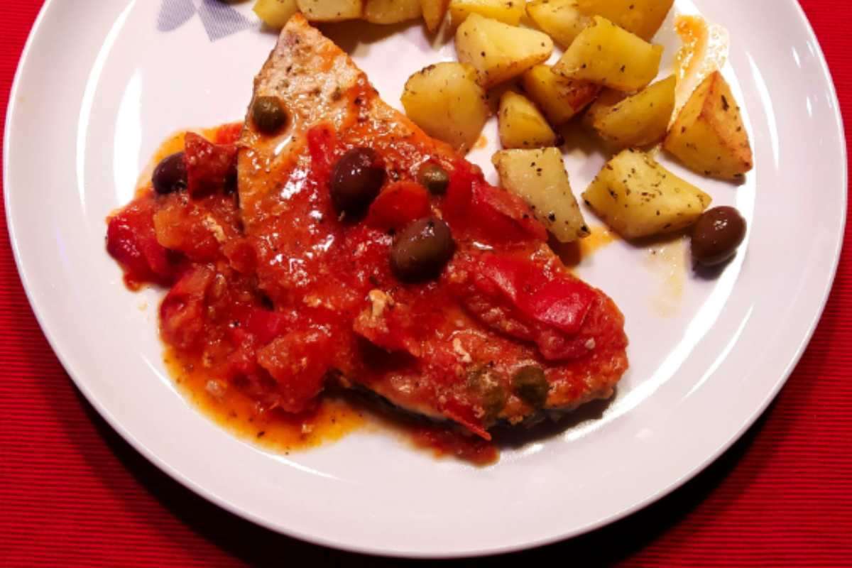 Pesce spada al pomodoro con patate al forno
