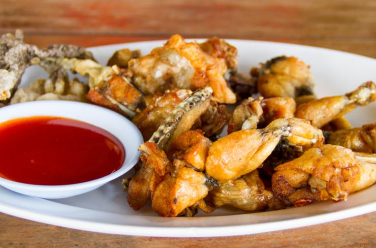 rane fritte accanto una ciotolina con della salsa rossa