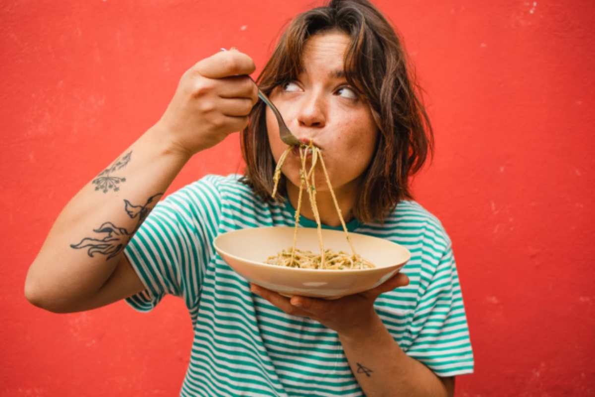 donna che mangia spaghetti al sugo