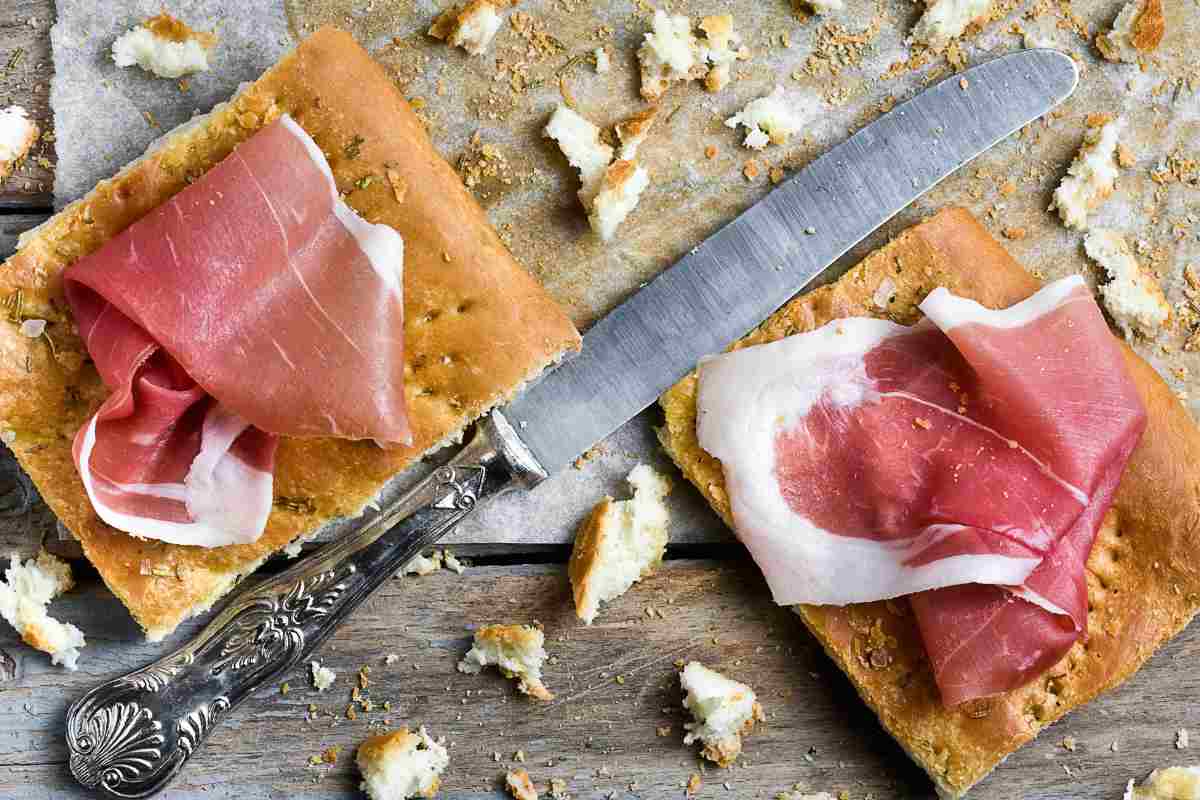 focaccia con prosciutto crudo e coltello