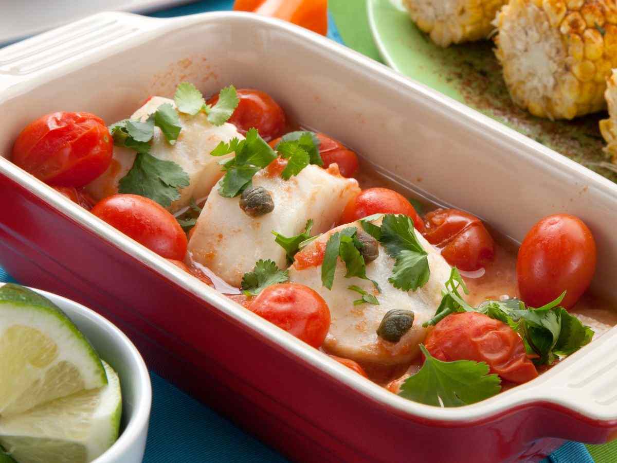merluzzo con pomodori in una teglia