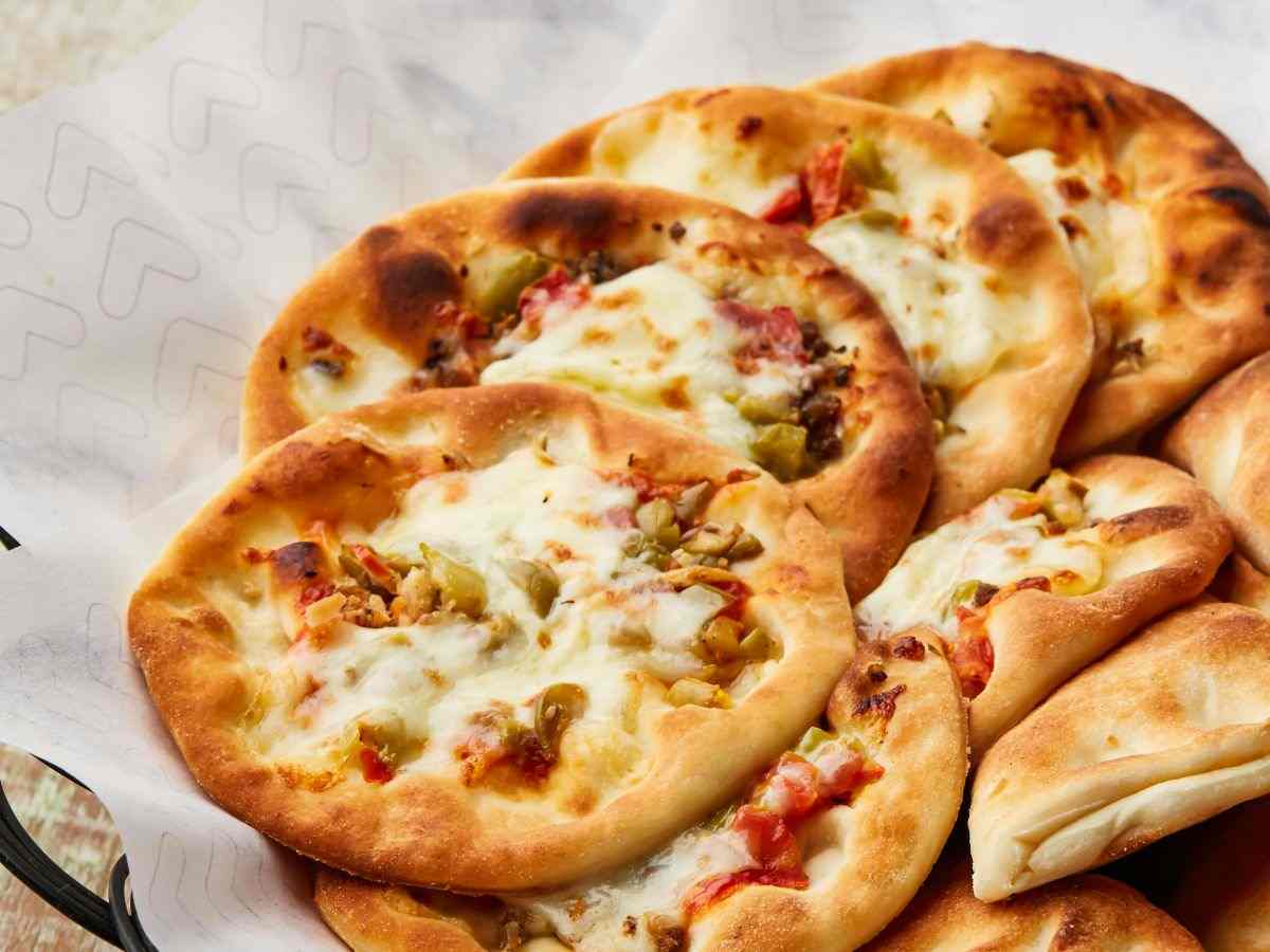 pizzette con olive pomodoro e formaggio
