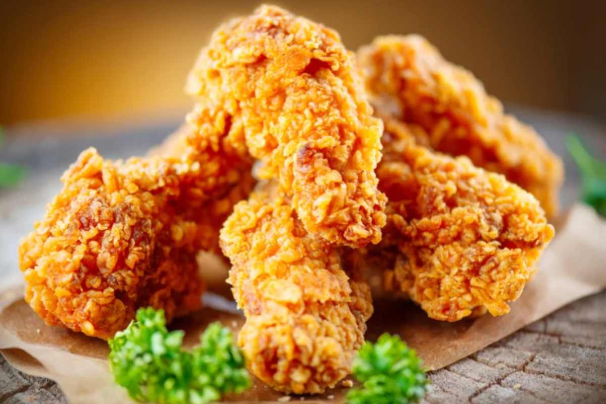 pezzi di pollo con panatura croccante
