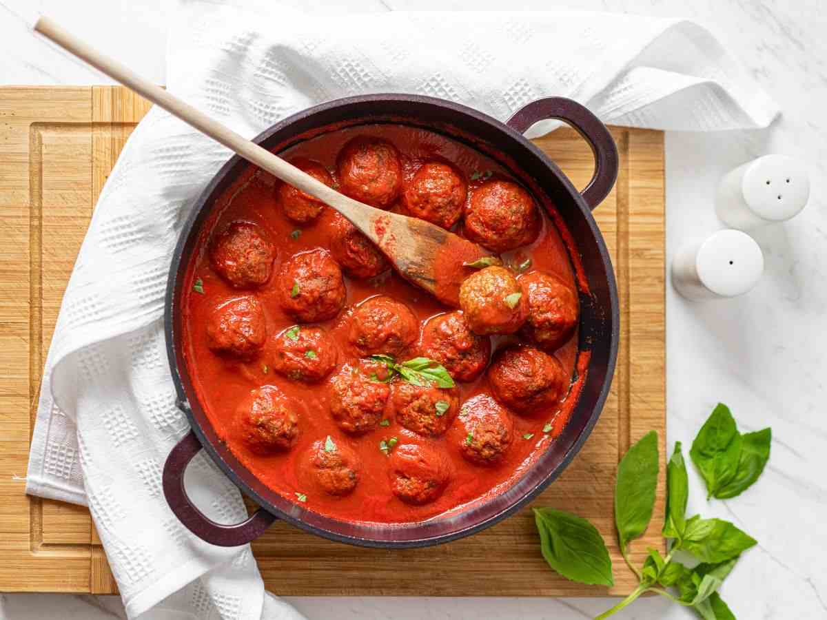 polpette con pomodoro al sugo in un tegame