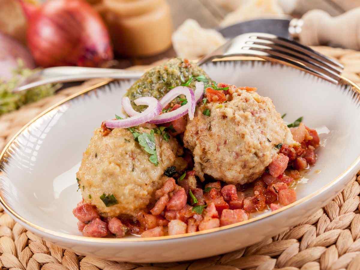 polpette di pane su un letto di pancetta