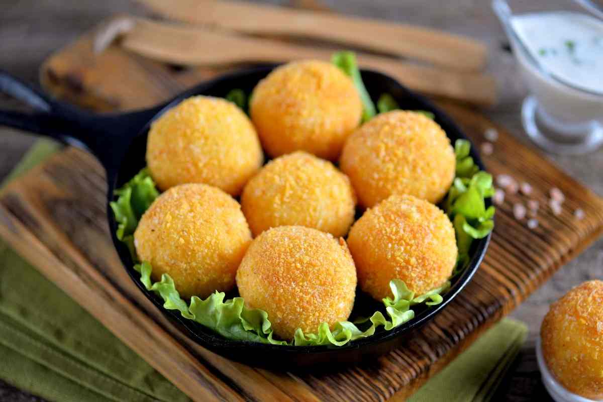 polpette con insalata in un padellino
