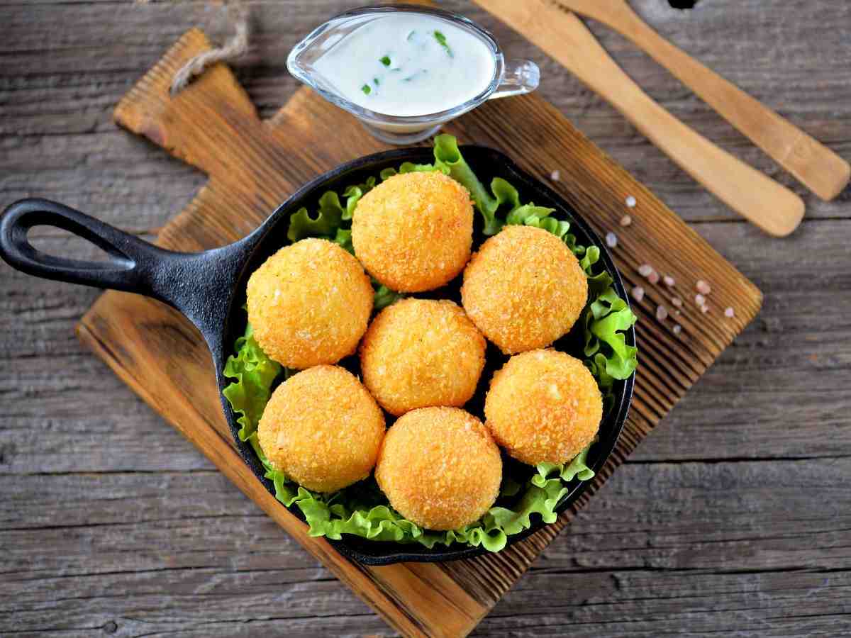 polpette con insalata e salsa