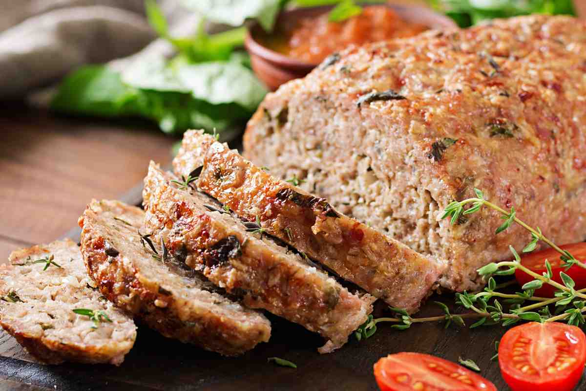 polpettone di carne e prosciutto tagliato a fette