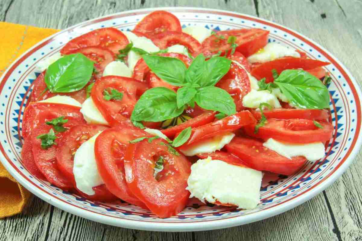 piatto di insalata caprese