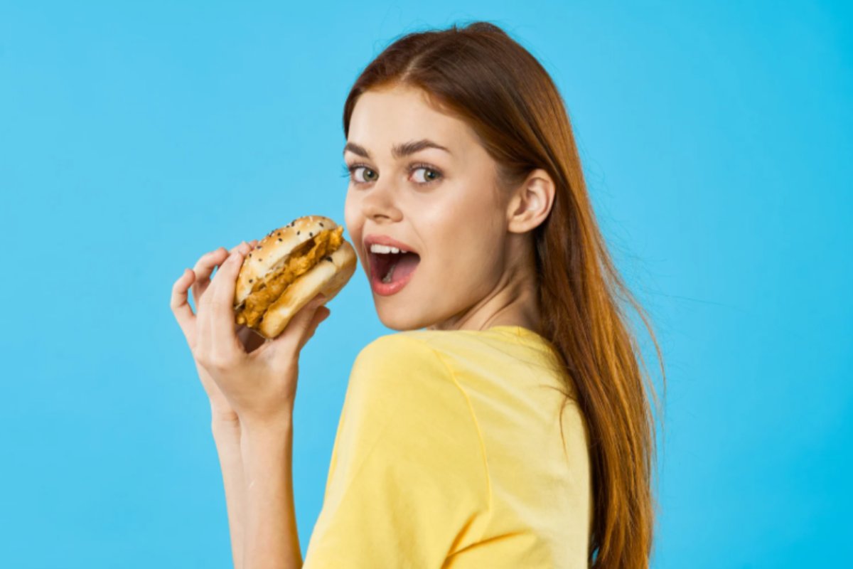 donna che mangia un panino