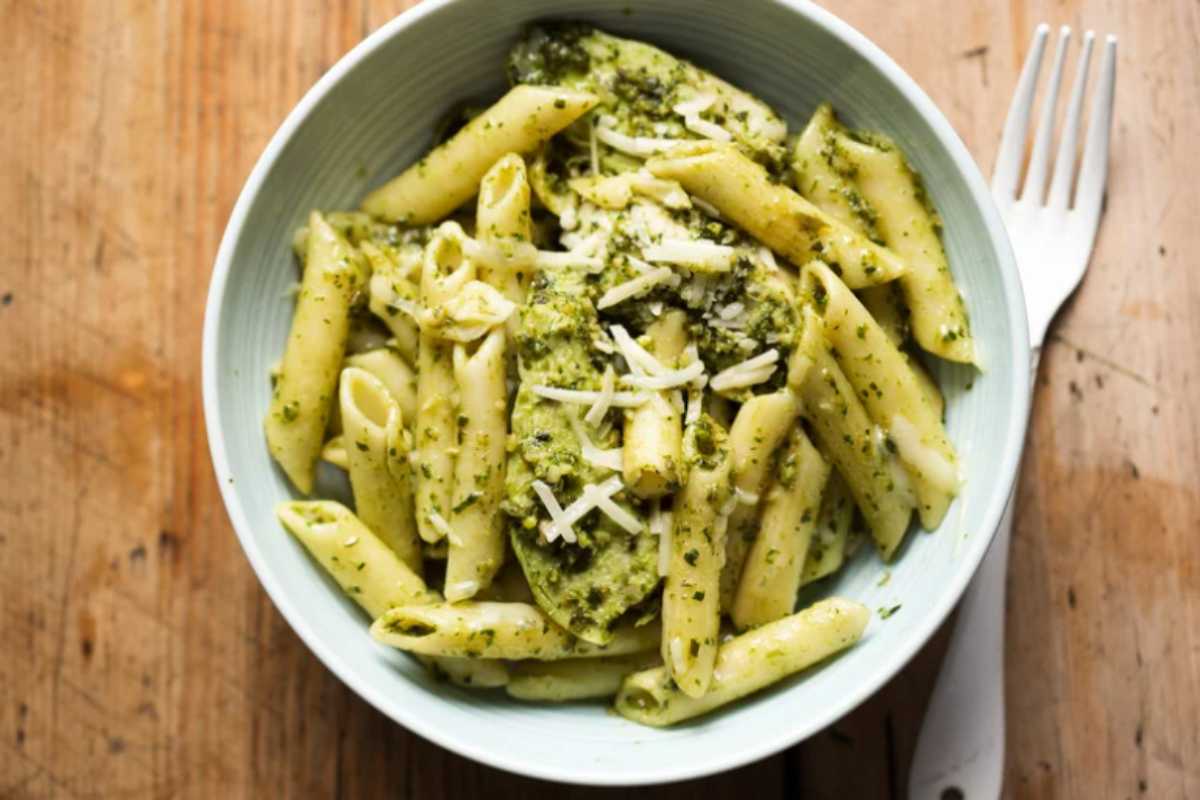 piatto di pasta con pesto e tonno