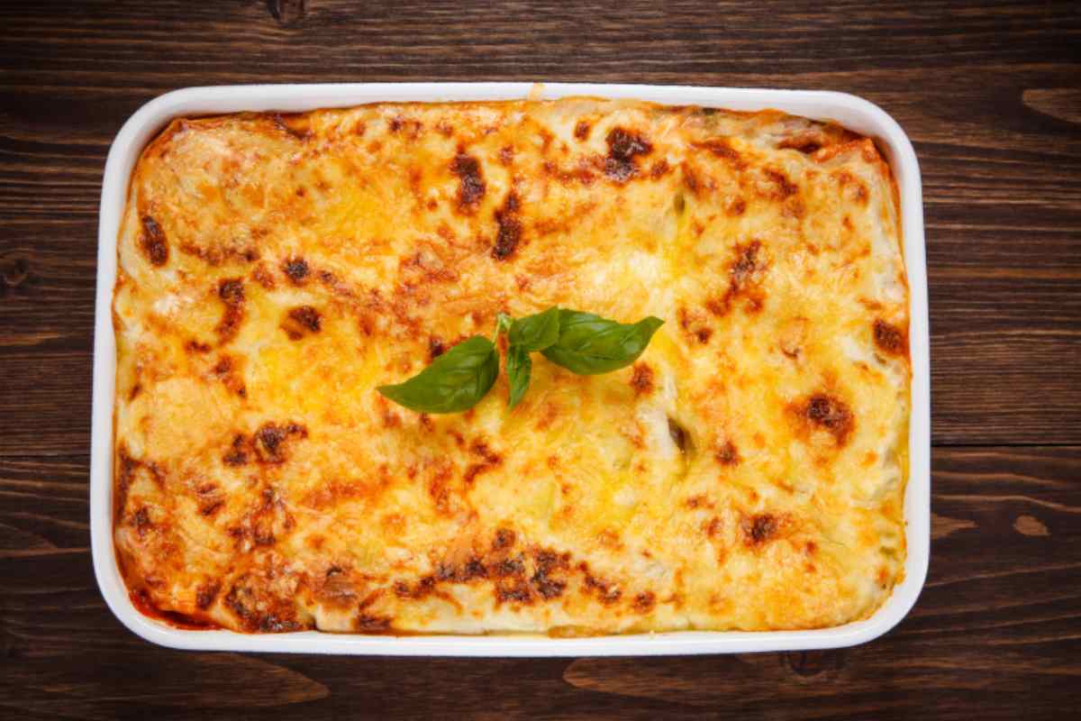 pasta al forno dorata in una teglia