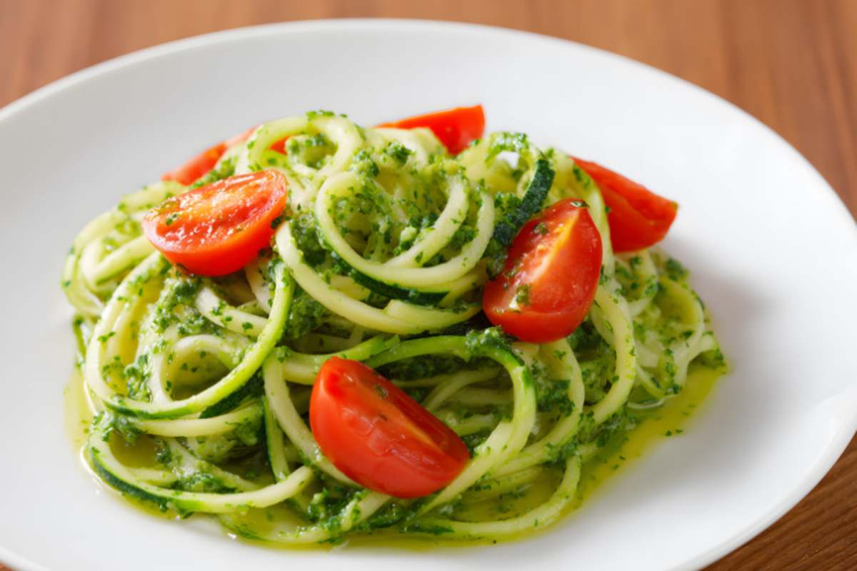spaghetti con pesto e pomodori