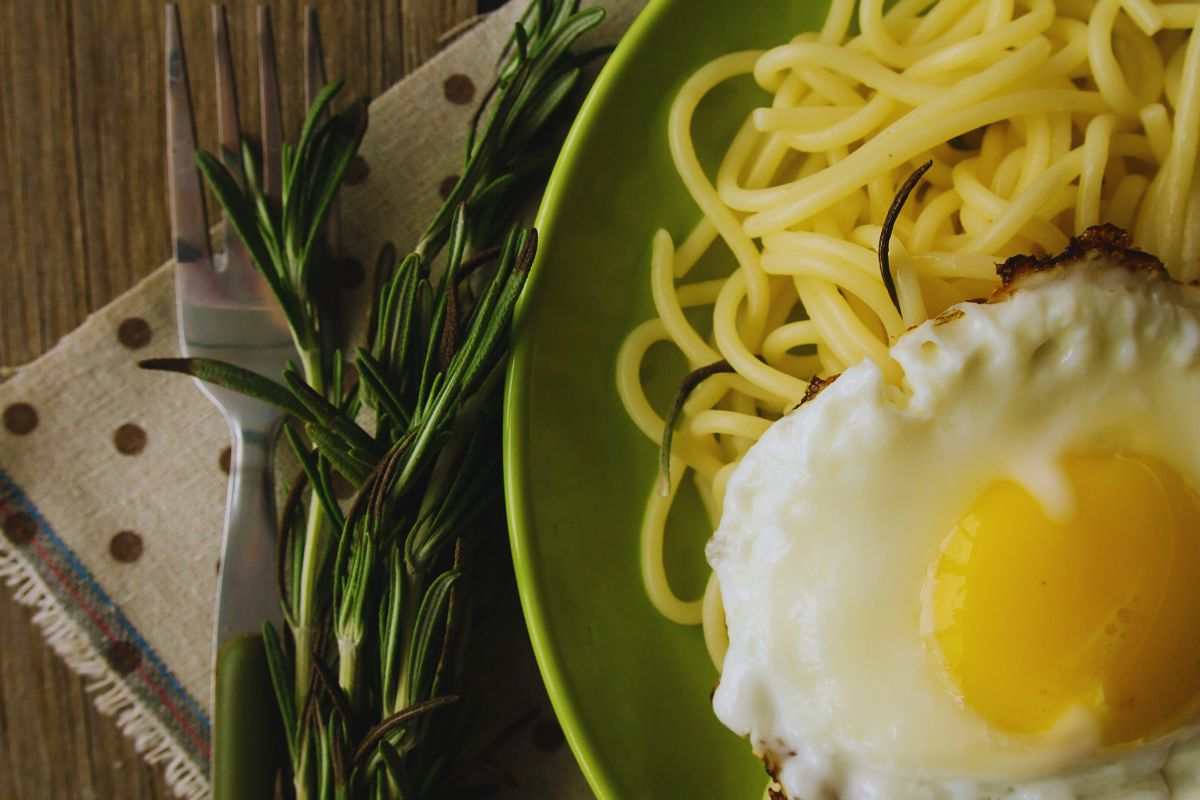 pasta e rosmarino con uovo