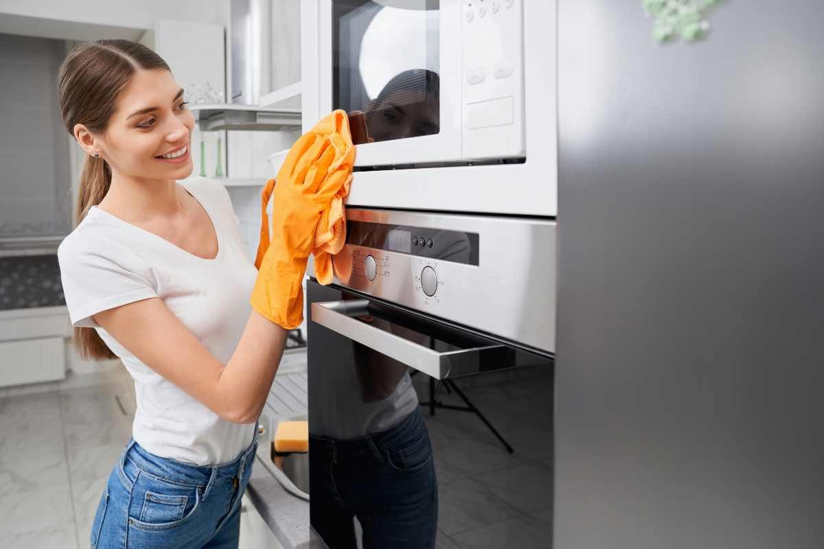 ragazza pulisce il forno