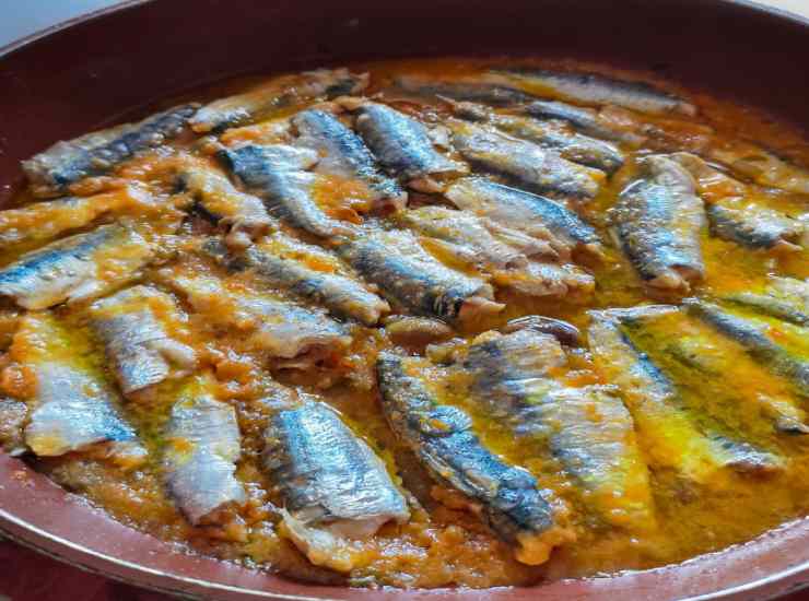 acciughe al sugo in padella