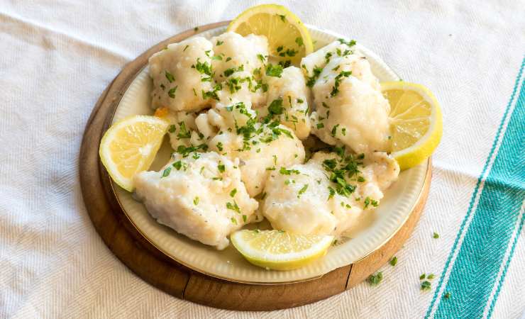piatto di baccalà con prezzemolo e limone
