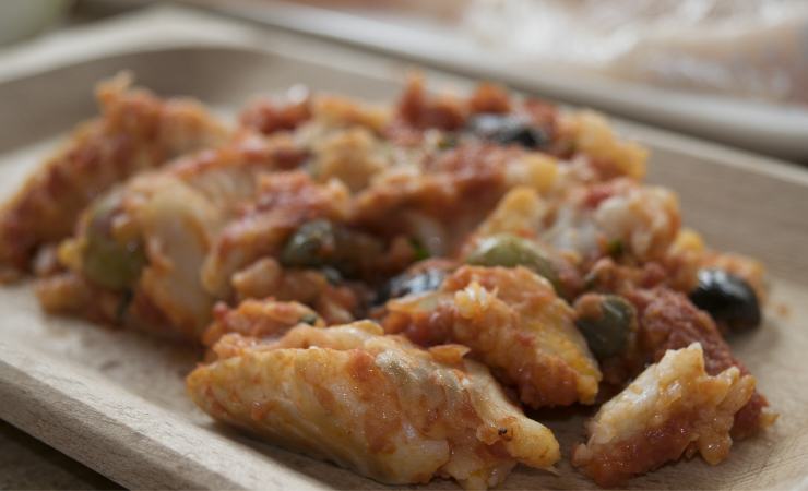 teglia di baccalà al sugo con olive e capperi