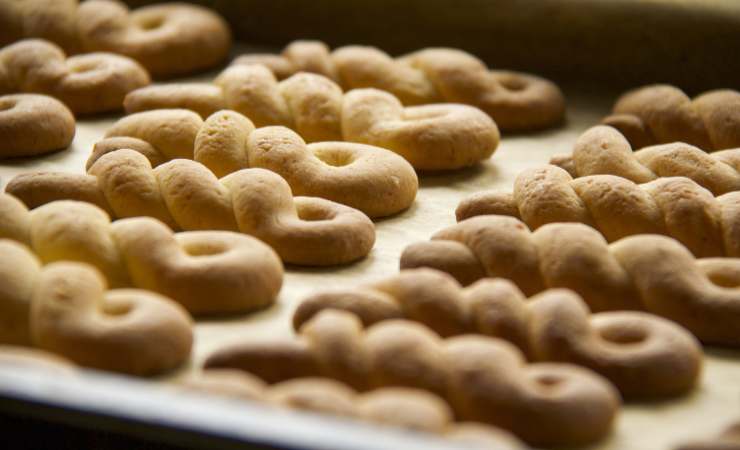 biscotti treccine su teglia