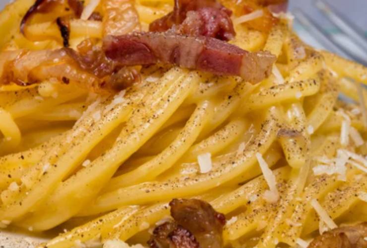 primo piano di pasta alla carbonara di zucca