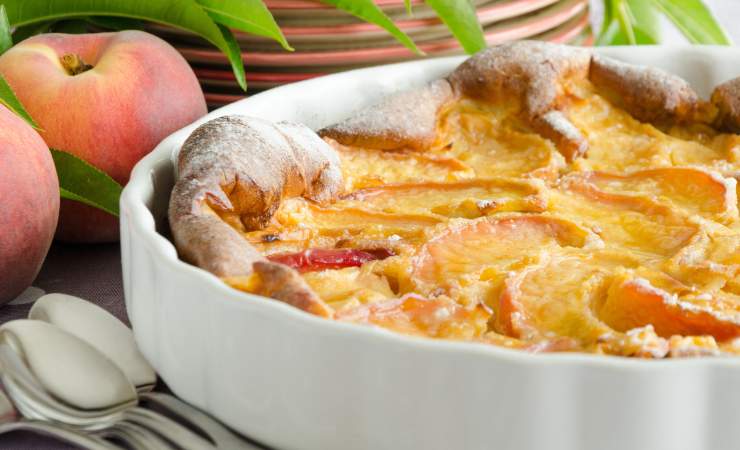 clafoutis alle pesche, frutta e piatti