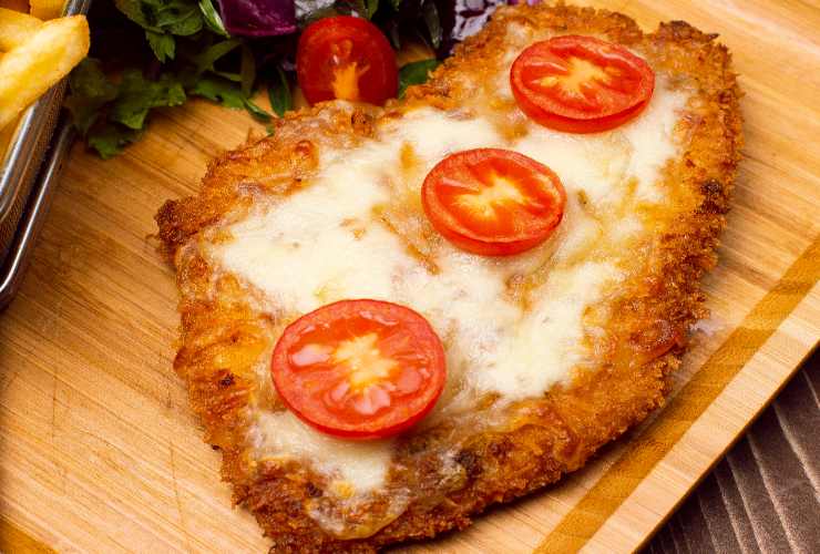 cotoletta con formaggio e pomodorini
