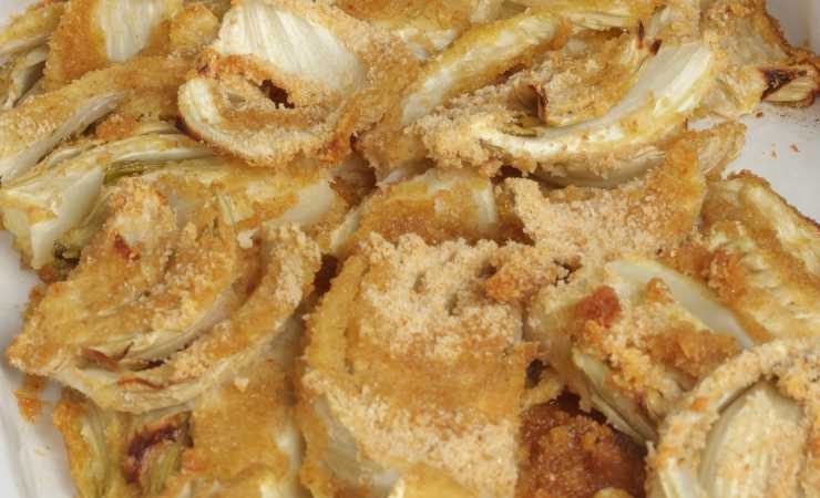 finocchi gratinati in primo piano